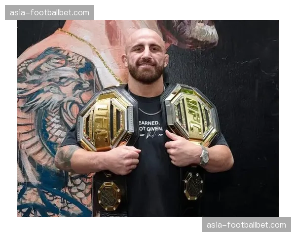 “大帝”沃尔卡诺夫斯基宣布将升重到轻量级,寻求双冠王挑战 “大帝”沃尔卡诺夫斯基宣布将升重到轻量级,寻求双冠王挑战